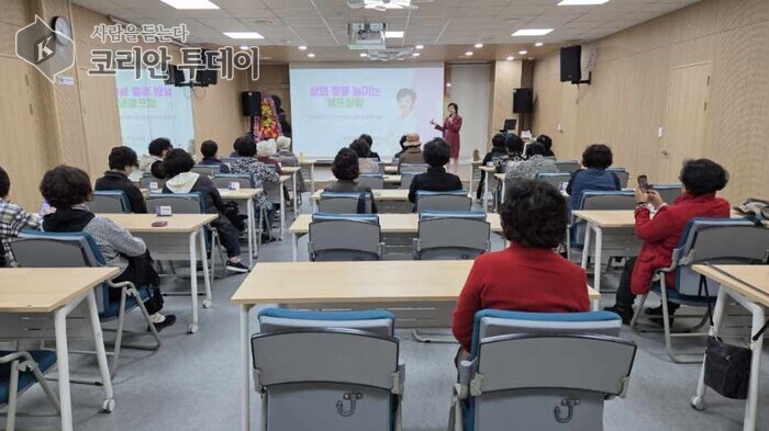 ຄຸນຫມໍ່ຊ່ວຍວັດທະນາທຳ Baebong Saemaeul Geumgo ຂອງຜູ້ອຳນວຍການ Kim Mi-hui ບັນຍາຍກ່ຽວກັບ 'ການປິ່ນປົວຕົນເອງ' ເຮັດໃຫ້ຜູ້ສູງອາຍຸເປີດໃຈ