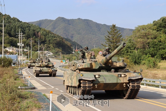 [코리안투데이] 지난해(2024년)육군 제7기동군단 K2전차로 도로 기동을 하고 있다. © 이선영 기자