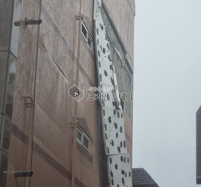 [코리안투데이] (사진) 드라이비트 외단열 마감재가 시공된 건축물에서 외장재가 떨어진 모습 © 박수진 기자