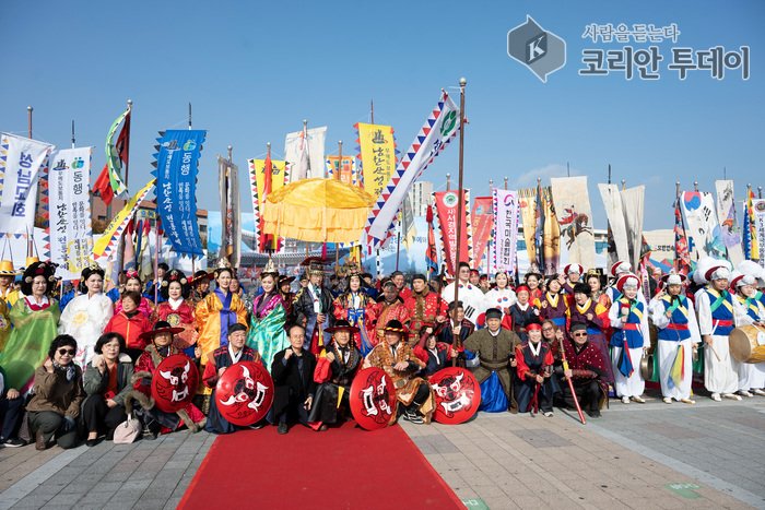 [코리안투데이] 모란민속5일장, 궁중한복과 전통공연이 어우러진 문화축제의 현장 © 김현수 기자
