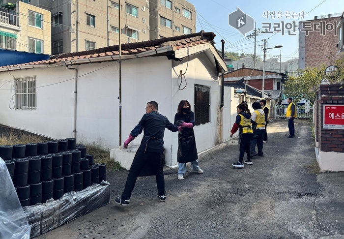 ซงอุย 4-ดง มอบถ่านอัดแท่ง 3,000 ก้อน เพื่อฤดูหนาวที่อบอุ่น