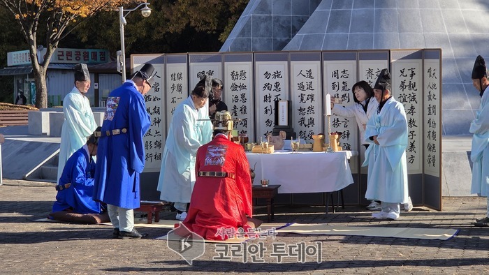 [코리안투데이] 농업인의 날 제정 기념탑에서 흙에 대한 감사의 뜻을 담은 삼토제례 봉행 © 이선영 기자