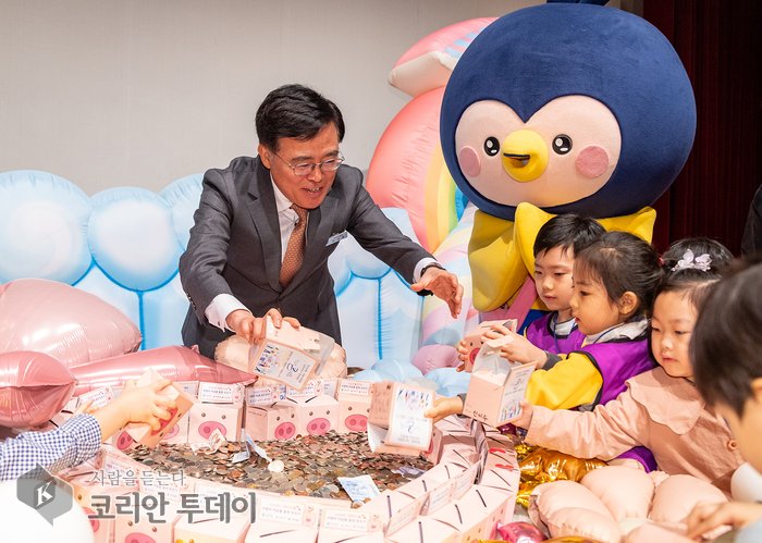 [코리안투데이] 진교훈 서울 강서구청장(가운데)이 지난 3월 강서구민회관 우장홀에서 열린 ‘사랑의 저금통 마음모으기’ 전달식에서 아이들과 함께 사랑의 저금통에 든 동전을 쏟고 있다. © 송정숙 기자