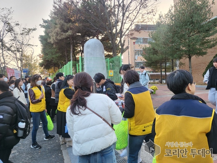 [코리안투데이] 울산북구청소년상담복지센터 주관 청소년안전망 수능 연합 거리 캠페인이 열리고 있다. © 현승민 기자