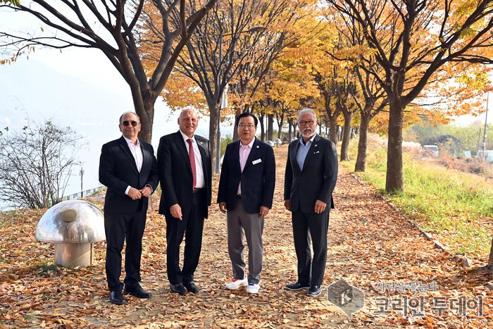 [코리안 투데이] 13일 이현재 하남시장(오른쪽 두 번째)이 하남시를 방문한 아라 나자리안(Ara James Najarian) 글렌데일 시장(왼쪽 두 번째)과 루빅 골라니안 부시장(왼쪽 첫 번째), 이창엽 글렌데일 자매도시위원장(오른쪽 첫 번째)과 미사한강모랫길을 걸은
