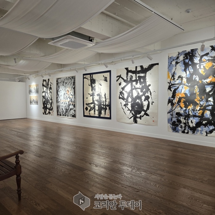 [코리안투데이] 몸의 움직임이 곧 붓질, 감정의 파동을 그대로 담다 © 김현수 기자