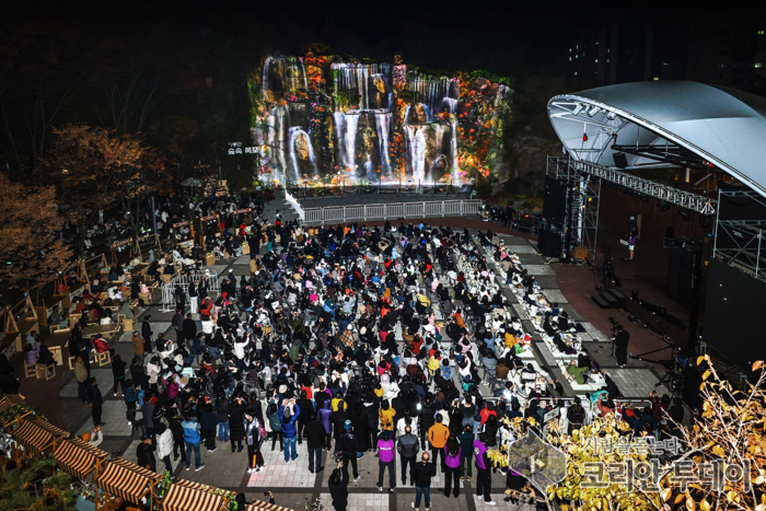 [코리안투데이] 지난 15일 배봉산 숲속폭포에서 미디어파사드 작품이 첫 상영되고 있는 모습 (사진제공: 동대문구청) ⓒ 박찬두 기자