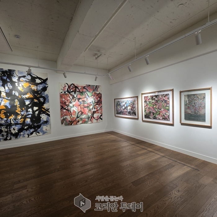 [코리안투데이] 여백이 아닌 충만함, 절제보다 폭발을 선택한 화면 구성 © 김현수 기자