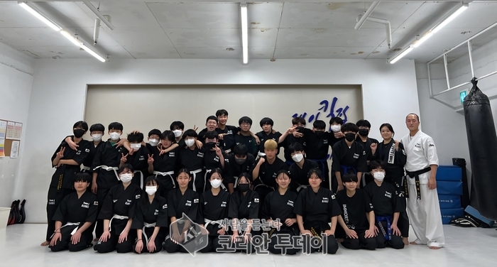 De Kickboxing-Gym 'J-Kick MMA Gym' zu Wonju gëtt als ee vun de féierende Gymnasen an der Regioun beuechtegt