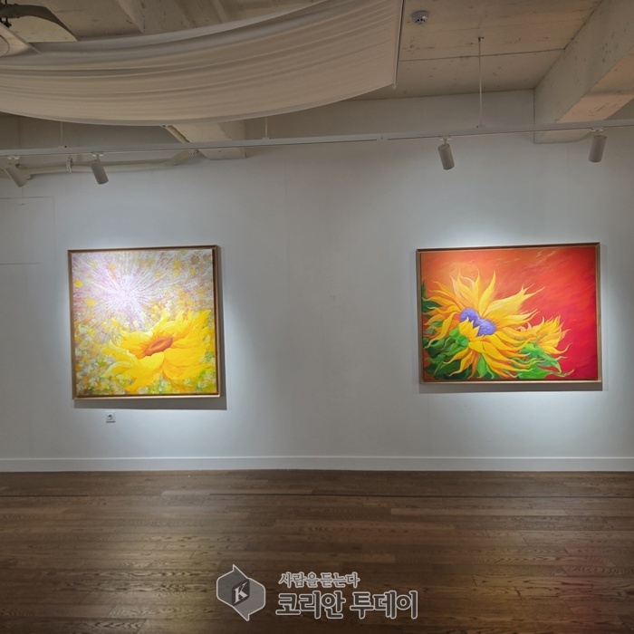 [코리안투데이] 희·노·애·락으로 풀어낸 감정의 회화, 해바라기 속 삶의 이야기 ©김현수 기자
