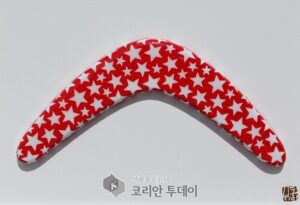부메랑 설치미술로 꿈을 던지다: 석동미 작가의 색동 예술 언어