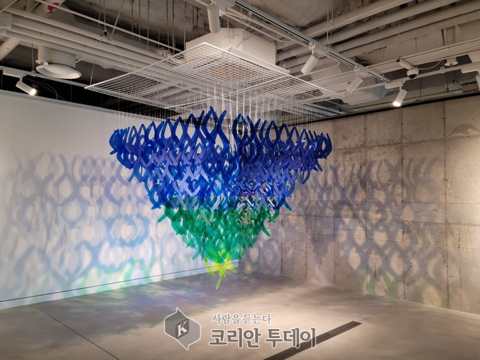 [코리안투데이] 색동과 전통문양, 현대 설치미술로 다시 태어나다 © 김현수 기자