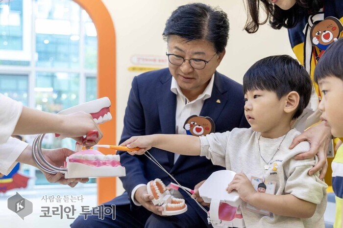 [코리안투데이] 최충규 대덕구청장이 지역 어린이와 함께 미래세대의 건강 습관 형성을 위해 중부권 최초로 문을 연 '스마트 어린이 건강체험관'의 체험 프로그램을 진행하고 있다.(사진제공: 대덕구청) © 임승탁 기자