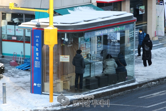 [코리안투데이] 한파, 폭설 등 이상기후에도 안전하게 버스를 이용할 수 있는 '성동형 스마트쉼터'© 손현주 기자