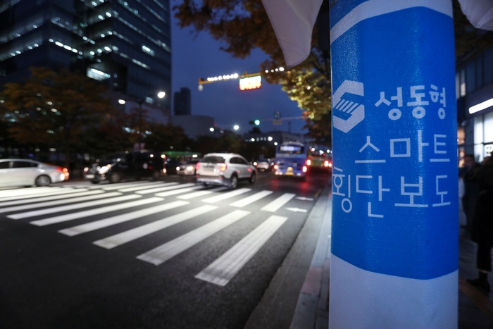 [코리안투데이] 성동구청 앞 '성동형 스마트 횡단보도' 조성 모습 © 손현주 기자