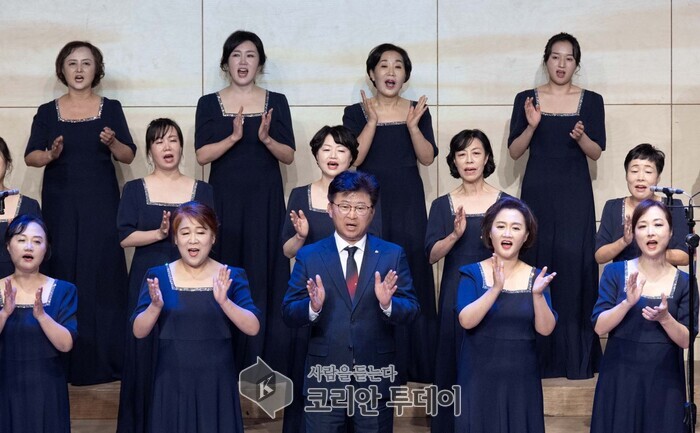 Den Daedeok-gu Fraechouer schléisst seng Joresconcert « De Recht vun de Fra » erfollegräich of — eng beweegend Harmonie an der Häerfstnuecht