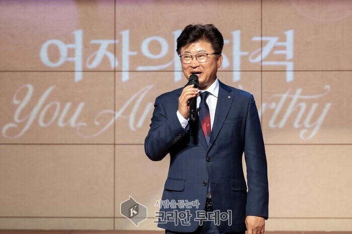 [코리안투데이] 최충규 대덕구청장이 27일 한남대학교 서의필홀에서 열린 '대덕구여성합창단 정기연주회'에 앞서 인사를 전하고 있다. © 임승탁 기자