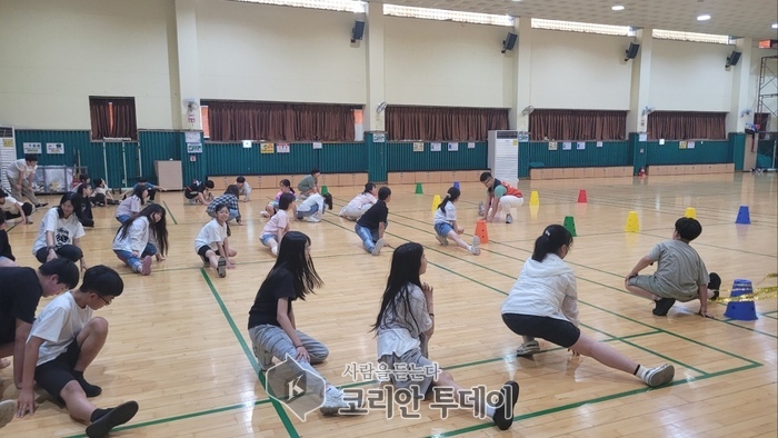 [코리안투데이] 대덕구 보건소가 송촌동 다함께돌봄센터2호점에서 청소년들을 대상으로 튼튼새싹 건강교실을 운영, 놀이형 신체활동 교육을 진행하고 있다. © 임승탁 기자
