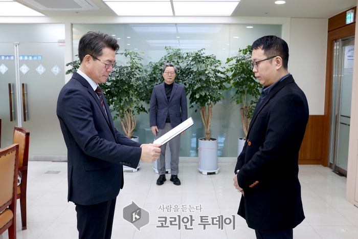 [코리안투데이] 지난 1일 정원오 성동구청장(좌측)이 노동이사 임명장을 수여 하는모습 © 손현주 기자
