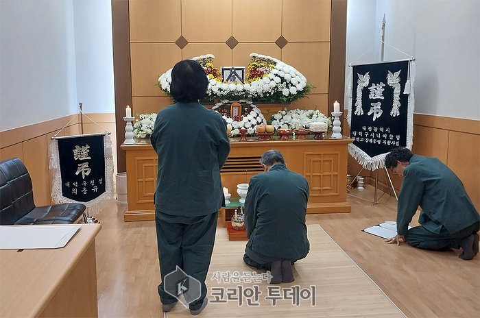 [코리안투데이] 대전 대덕구가 4일 무연고 사망자 등 장례 지원이 필요한 고인을 위해 공영장례를 진행했다. 사진은 노인일자리 참여 어르신들이 고인의 마지막 길을 함께하고 있다.(사진제공: 대덕구청) © 임승탁 기자