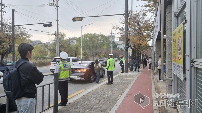 [코리안투데이] (사진) 지난 수능일에 수험생이 구로구 비상수송차량을 이용해 시험장에 도착하고 있다 © 박수진 기자