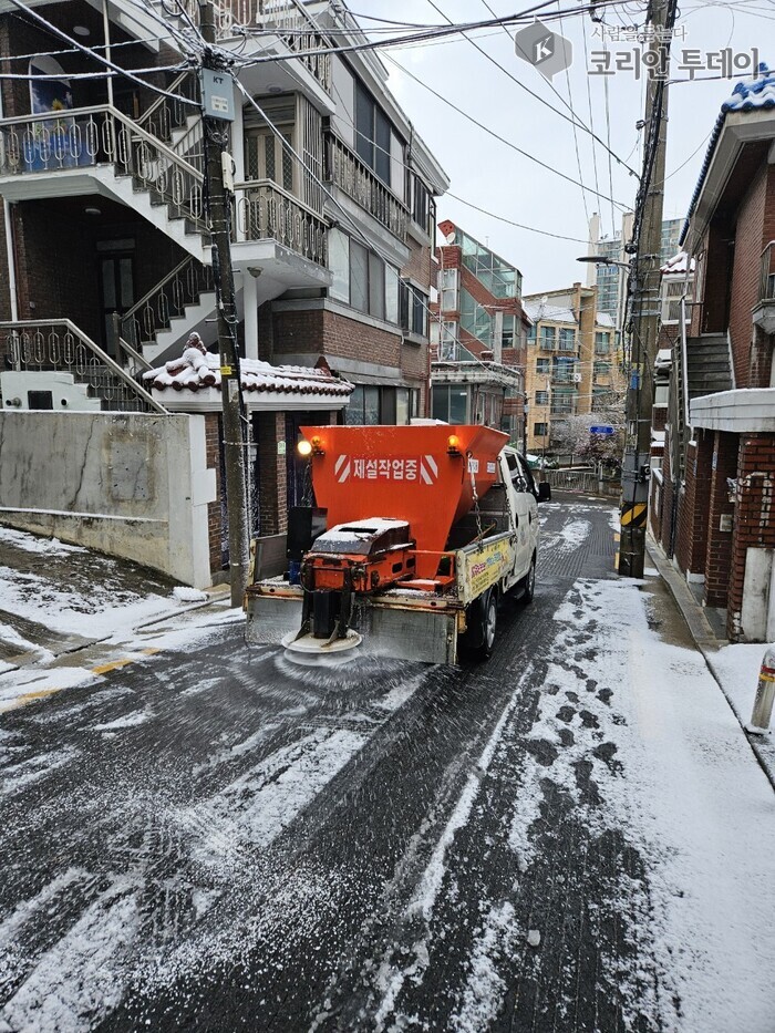 [코리안투데이] (사진) 지난해 구로구 주요 도로와 이면도로에 대한 제설작업을 실시하고 있다 © 박수진 기자