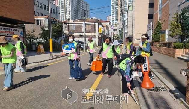 [코리안투데이] (사진) 음주 폐해 예방 캠페인과 함께 금연 지도원이 금연 홍보와 담배꽁초 줍기를 하고 있다. © 박수진 기자