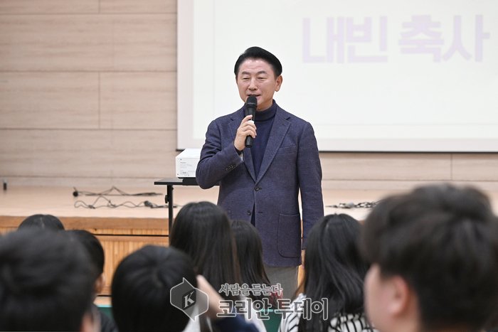 ▲ [코리안 투데이] 김동근 시장이 12월 3일 솔뫼초등학교의 ‘IB 월드스쿨 인증 선포식’에서 참석자들과 인증 현판을 제막하고 있다. © 안종룡 기자