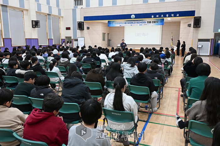 ▲ [코리안 투데이] 김동근 시장이 12월 3일 솔뫼초등학교의 ‘IB 월드스쿨 인증 선포식’에서 축사를 하고 있다. © 안종룡 기자