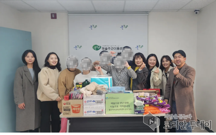 [코리안투데이] 울산연구원 산하 울산지역경제교육센터 강사진들이 해솔주간이용센터를 방문하여 나눔물품을 전달하고 있다. © 현승민 기자