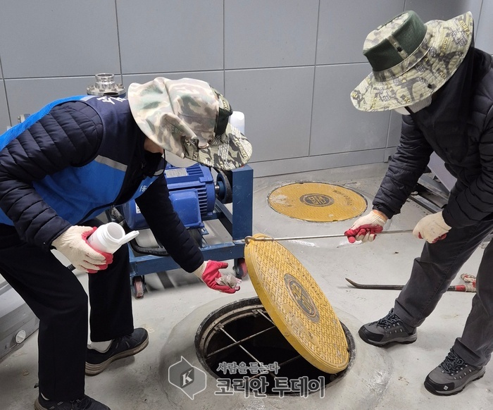 [코리안투데이] 월동모기 방제를 위해 유츙 구제제를 투입하고 있는 모습 © 손현주 기자