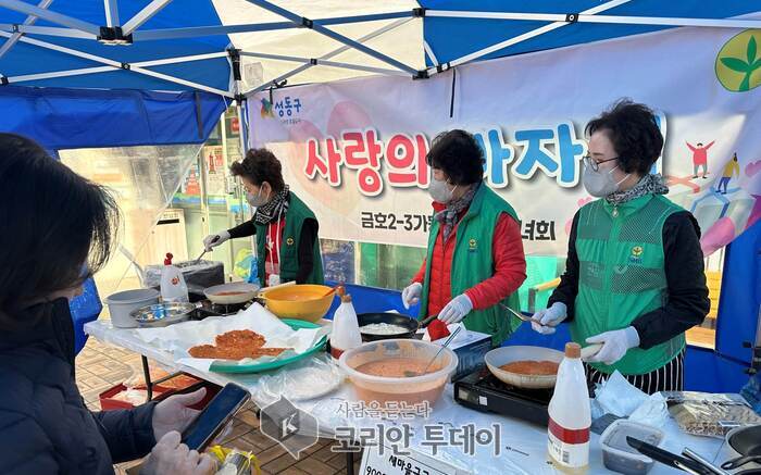 [코리안투데이] 금호2-3가동 새마을 부녀회에서 사랑의 바자회 진행하는 모습 © 손현주 기자