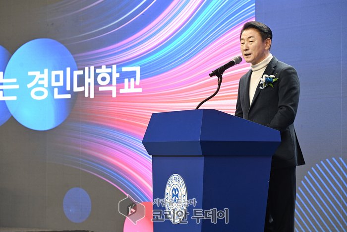 ▲ [코리안 투데이] 김동근 시장이 12월 9일 ‘2025 경민대학교 성과전시회’ 개회식에서 축사를 하고 있다. © 안종룡 기자