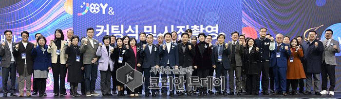 ▲ [코리안 투데이] 김동근 시장이 12월 9일 ‘2025 경민대학교 성과전시회’ 개회식에서 참석자들과 기념사진을 찍고 있다. © 안종룡 기자