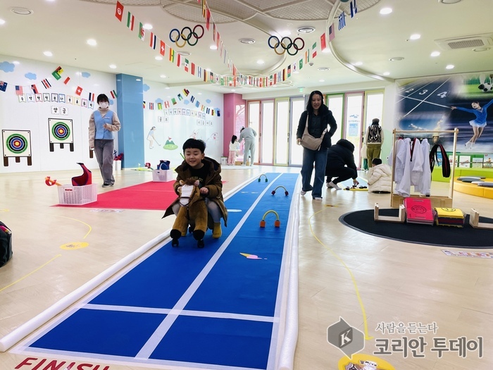 [코리안투데이] 유아들과 가족들이 큰나무놀이터에서 '우당탕탕 올림픽'놀이를 하고 있다. © 현승민 기자