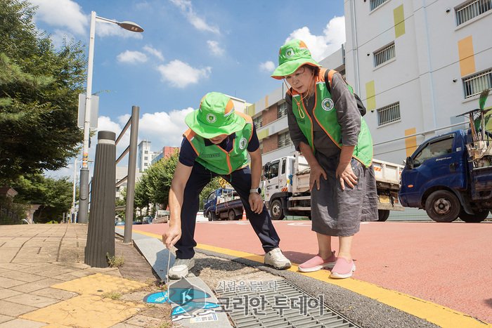 [코리안투데이] 풍수해 대비 빗물받이 점검을 하는 양천구 자율방재단(사진=양천구청) © 변아롱 기자