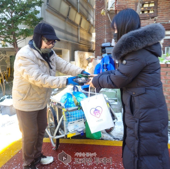 [코리안투데이] 폐지 수집 어르신에게 방한용품을 전달하고 있는 모습(사진=양천구청) © 변아롱 기자