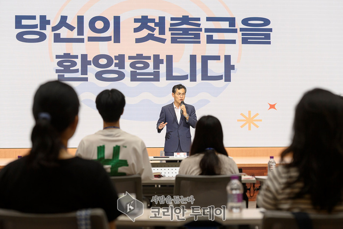 [코리안투데이] 올해 하반기 행정인턴 오리엔테이션에서 청년들과 소통하는 이기재 양천구청장(사진=양천구청) © 변아롱 기자