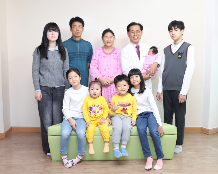 일곱 아이 낳은 가정, 지역이 함께 안는다