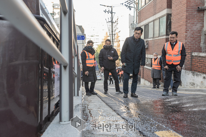 [코리안투데이] 지난 겨울 제설대책 추진 현장을 찾아 점검하는 이기재 양천구청장(사진=양천구청) © 변아롱 기자