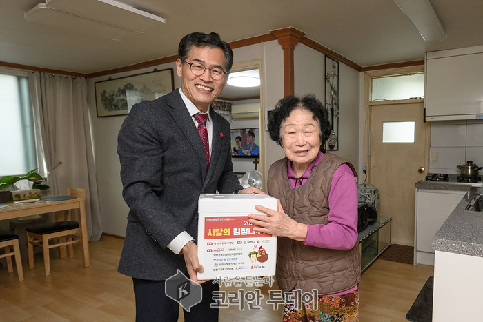 [코리안투데이] 이기재 양천구청장이 수혜가구를 방문해 김장김치를 전달하고 있다.(사진=양천구청) © 변아롱 기자