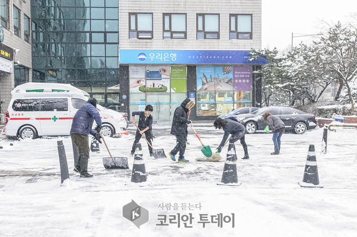 [코리안투데이] 점포 앞 눈을 치우고 있는 모습(사진=양천구청) © 변아롱 기자
