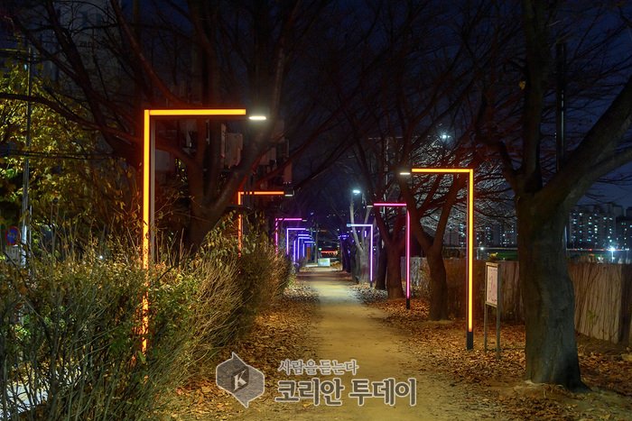 [코리안투데이] LED 디자인폴 레인보우 설치 모습(사진=양천구청) © 변아롱 기자