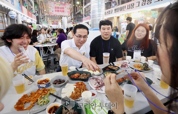 [코리안투데이] 야시장 청년과의 소통 간담회를 하고 있는 박희조 동구청장 © 임승탁 기자