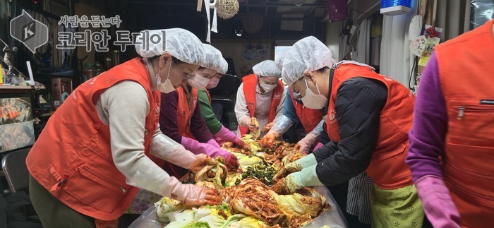 [코리안투데이] 사진(부산지회 제공) 중국동포연합중앙회 부산경남지회 봉사회 사랑의 김장 나눔 © 박수진 기자