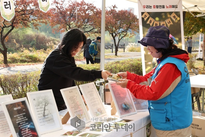 [코리안투데이] 지난해 열린 '제1회 중랑천 버드 페스티벌 성동원앙축제' 모습 © 손현주 기자