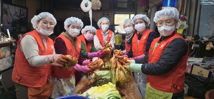 [코리안투데이] 사진(부산지회 제공) 중국동포연합중앙회 부산경남지회 봉사회 사랑의 김장 나눔 © 박수진 기자