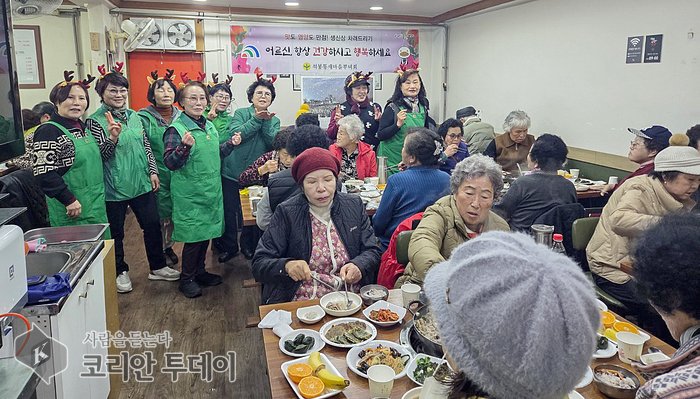 [코리안투데이] 석봉동 새마을부녀회 회원들이 15일 하반기 생신을 맞은 어르신을 초청해 생신상을 차려드리고 기념 촬영을 하고 있다.(사진제공: 대덕구청) © 임승탁 기자