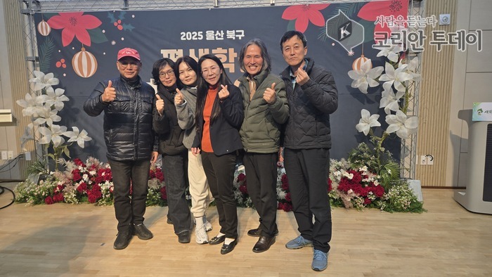 [코리안투데이] 북구 평생학습관 영어소통회화과정 영어동아리(Lifelong English Club) 회원들이 성과발표회 후 기념촬영을 하고 있다. 가운데는 정소영 영어동아리 대표. © 정소영 기자