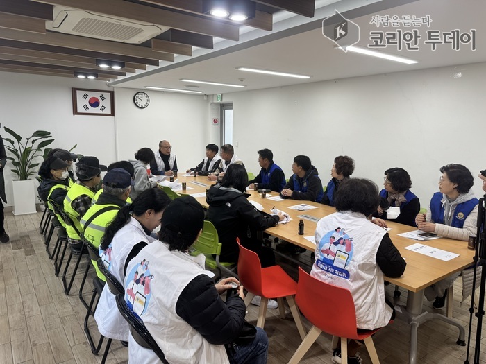 [코리안투데이] 지난 11월 방화1동에서 응답소 현장민원 신고 방법에 대해 내 지역지킴이 등 주민을 대상으로 교육을 진행하고 있다. © 송정숙 기자